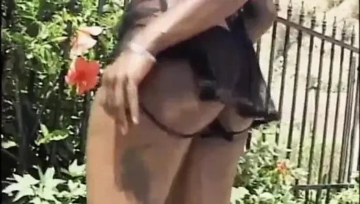 Güzel zenci orta yaşlı seksi kadın domalarak sikiliyor ve canavar siyah yarakla yüzüne boşalıyor