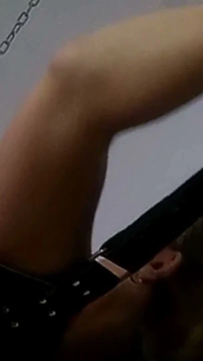 Uda orta yaşlı seksi karımı kırmızı sapık korsesiyle seks salıncağıyla sikiyorum, sert uzun ve derin, amına boşalma | Klip 1