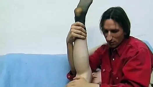 Almanya'dan kısa saçlı kız iki adam tarafından sert sikiliyor