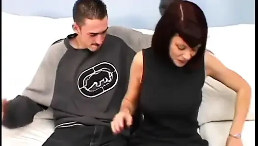 Ateşli kızıl saçlı kanepede domalarak sikişiyor