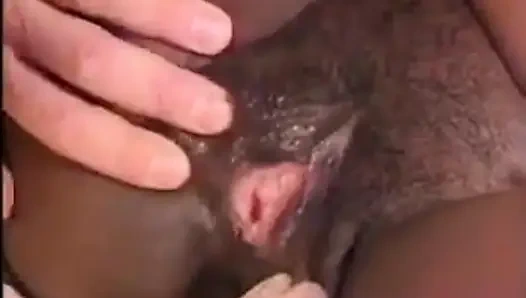 Azgın beyaz adam yatakta düzgün vücutlu siyah bir sürtüğü sikiyor
