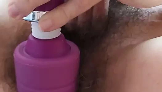 Dana titreşen seks oyuncağı ile oynuyor