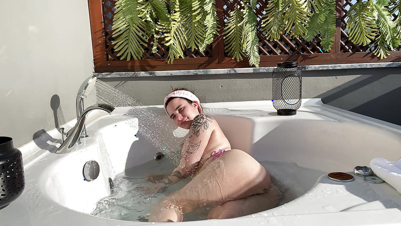 Balkonda jakuzide seksi dövmeli alternatif model