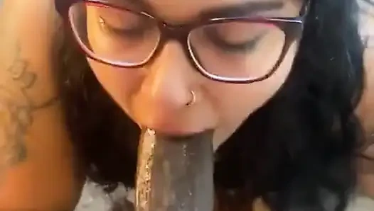 Asyalı Iri Güzel Kadınla Büyük Zenci Gırtlağına Kadar Alıyor