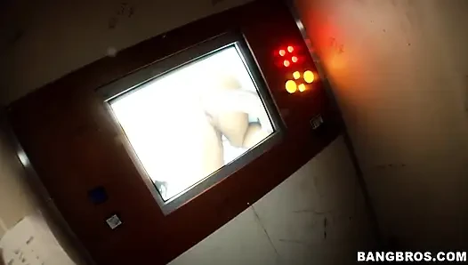 Bangbros - azgın Tori Lane duvar deliğinde sert yarak emmeden önce göğüslerini ve amını ovuyor