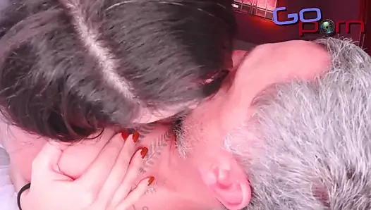 Zayıf Adamın Büyük Göğüsleri Beni Deli Ediyor