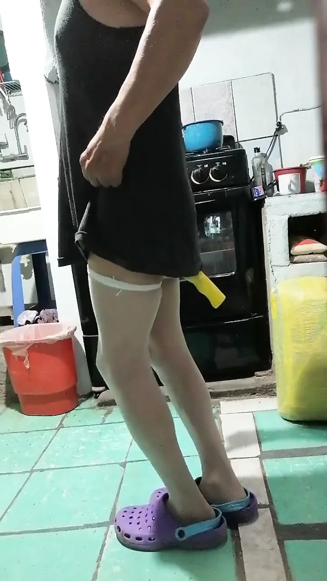 Yaşlı kadın evinde terlikli