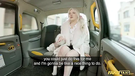 Sarışın mavi gözlü garson bütün gün sikişebilir - sahte taksi