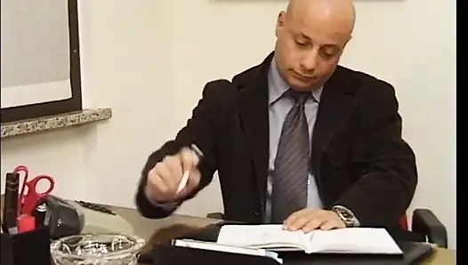 Kıllı amcık yalama ofisteki masada parmaklıyor