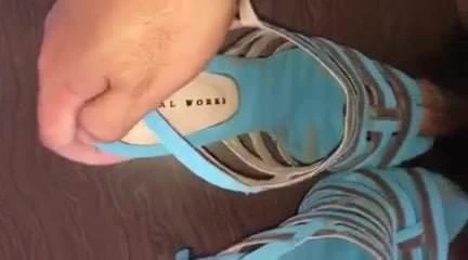 Mavi sandal boşalması