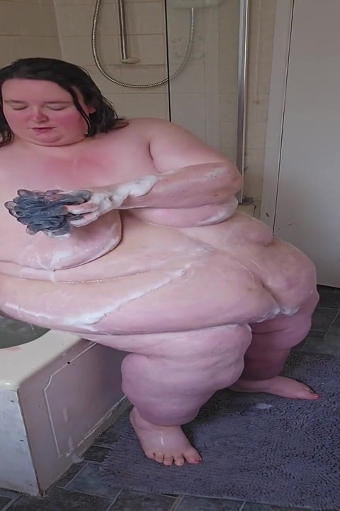 Ssbbw tanrıça banyoda banyo yapıyor