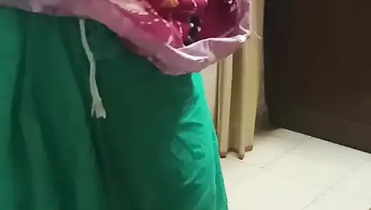 Tamil kadın kocasının önünde kıyafetlerini çıkarıyormuş gibi yapıyor