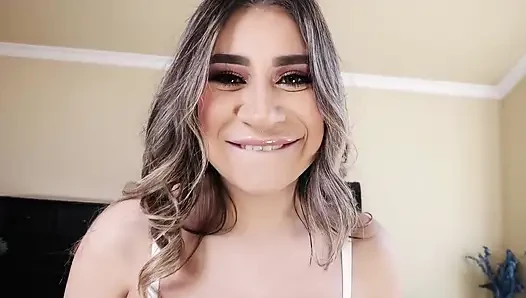 Mila'nın milkshake'i tüm erkekleri bahçeye getiriyor!