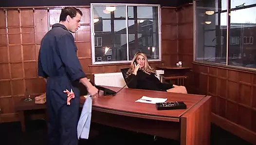 Jordan Kingsley bir gün geçirdi ve masasının üzerinde domalıyor ve hademe tarafından sikiliyor