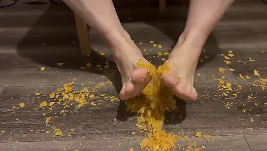 Yemek çıtırtısı - çıplak ayaklı tahıl üzerine basıyor asmr