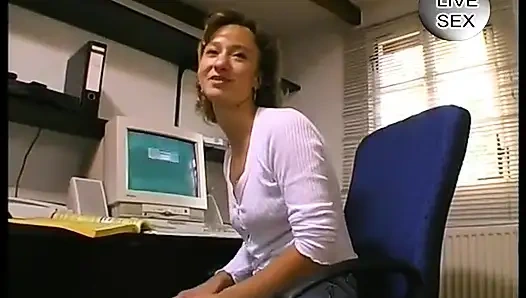 Olgun esmer fahişe amcığı dildoyla sikildikten sonra yarak emiyor