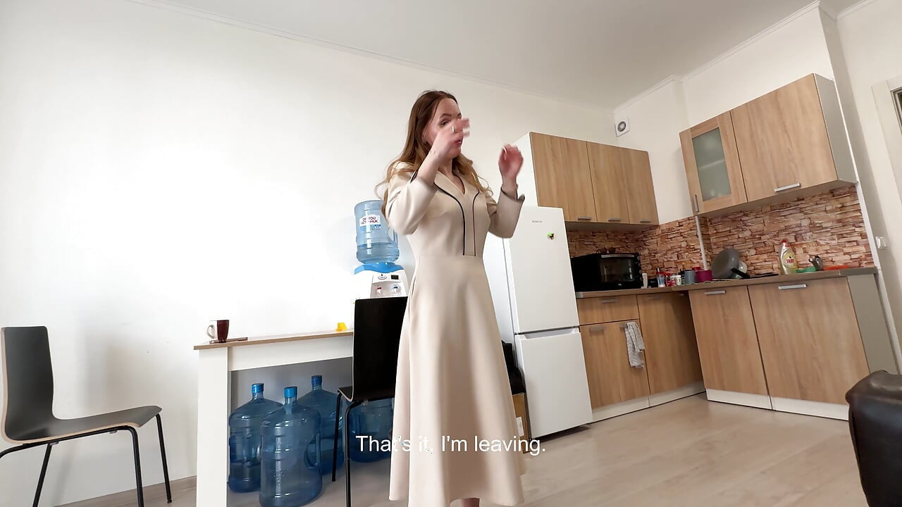 Üvey anne külotsuz yürüyüşe çıkamıyor, üvey oğluyla sikişmek zorunda kaldı