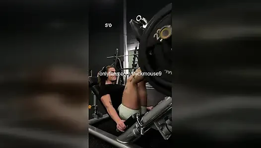 18 yaşındaki spor salonu kızı canlı yayın sırasında yanlışlıkla sıkı amcığını teşhir ediyor