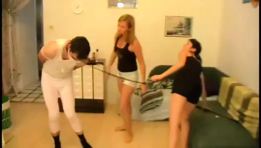 Femdom-fetiş bayanlar özel kölelere hükmediyor!