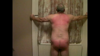 'hanım' juki, jules'i kalçalarına ve sırtına kamçılıyor