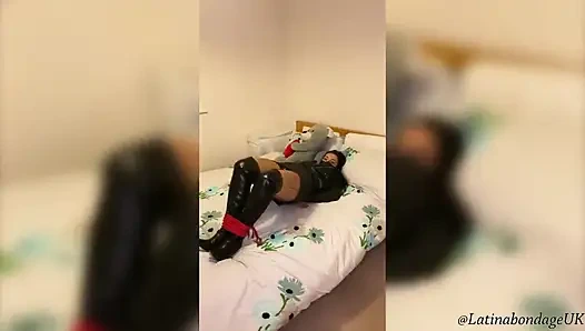 Deri çizmeli ve tam deri kıyafetli latin sıkı bağlı ve ağzı tıkalı (daha küçük boyutlu)
