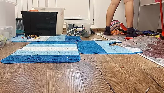 Seksi üvey anne ev işlerini çıplak yapıyor. Ateşli latin kıllı amcık, büyük memeler, büyük göt.