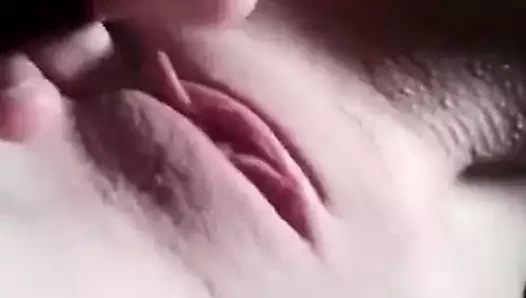 Virginie qui se fait plaisir avec des doigts