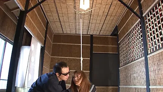 Gözlüklü bağlı esmer hatun sert grup seks yapıyor
