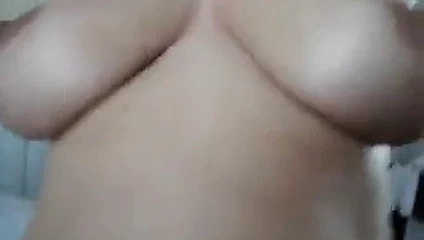 Ben binerken göğüslerimi izle