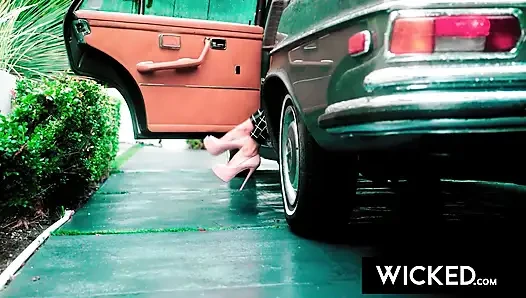 Wicked - büyük memeli octavia red motorcu adamla gırtlağına kadar alıyor ve domaltıyor