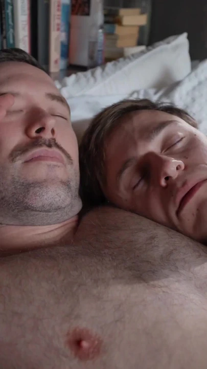 Büyük sikli yarak ve yüze boşalma ile Avustralyalı üçlü grup seks