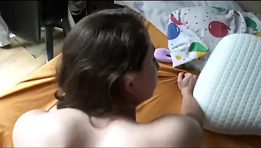 Genç kız tutkulu bir seks seansı yapıyor