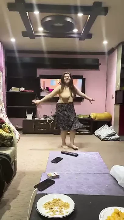 Pakistanlı kız – özel partide çıplak dans ediyor.