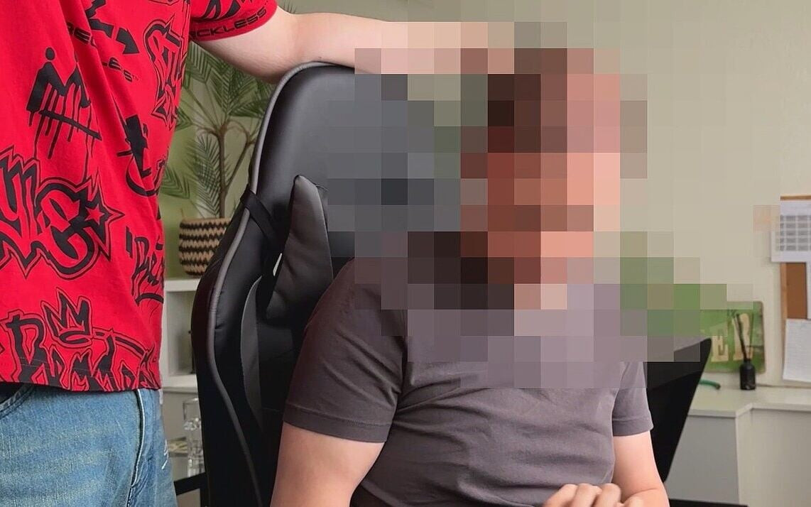 Heteroseksüel, açık Fikirli Teknisyen Meraklanır Ve Sonunda Mike'la Tamamen Ilgilenir