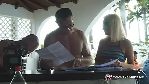 Sarışın tropikal yetişkin sırasında uçurumda açık havada sakso çekiyor