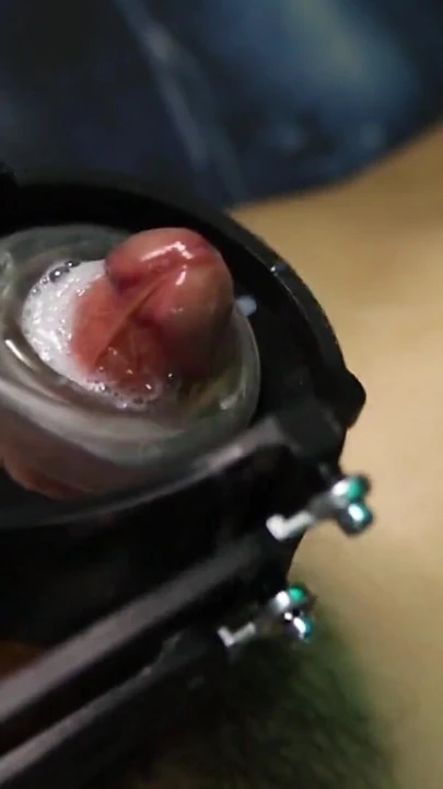 Büyük yaraklar için çok sert bdsm robot elle muamele ve sulu boşalma | Klip 3