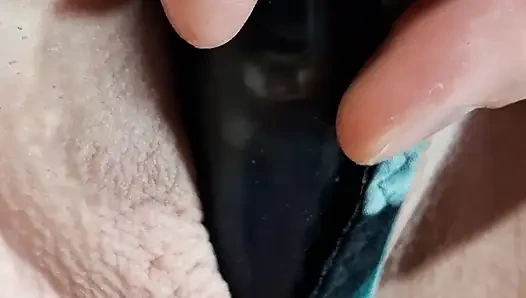 Klitorisiyle oynuyor