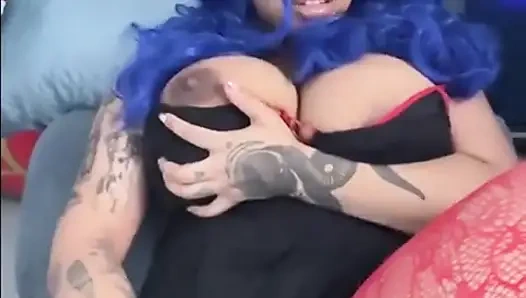 Zenci büyük memeli sevgililer günü elbisesini fışkırtıyor