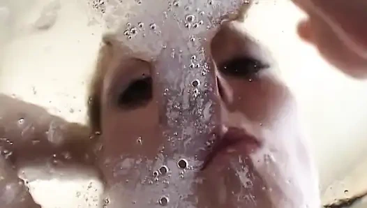 Ateşli kızlar aynı anda sakso çekiyor ve daha fazla yarak alıyor derleme