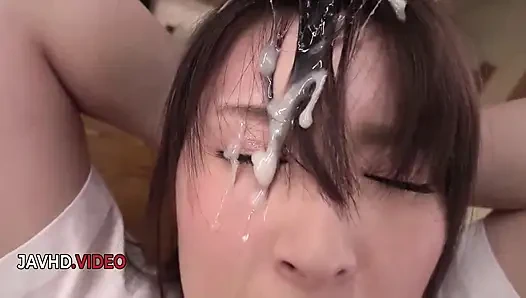 Japon mitsuki akai büyük dildo alıyor ve yüzüne boşalıyor