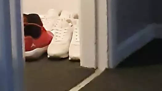 Harika tangalı üvey anne üvey oğlunun yarağının önünde giyiniyor