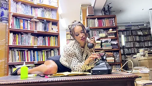 Kütüphaneci Monika Fox telefon telefonu ve sarkma ve fışkırtma ile büyük dildo ile götünü sikiyor