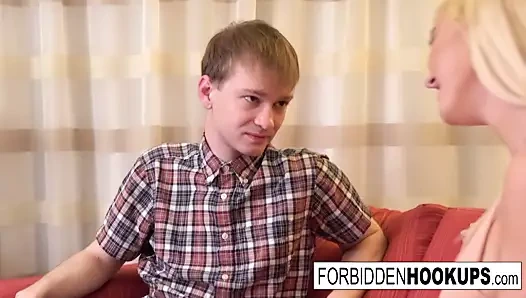 Busty sarışın üvey kardeşinin büyük horoz tarafından becerdin alır