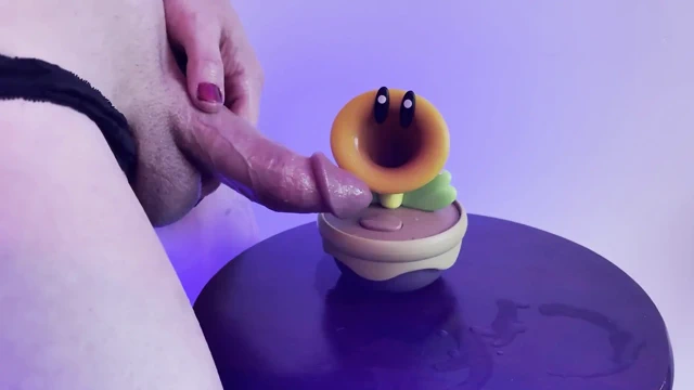 Ateşli yapıştırıcı oyuncak figürü dölle kaplıyor