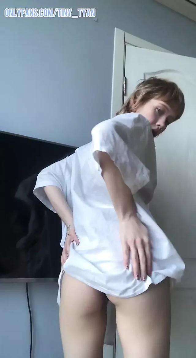 Худая девушка демонстрирует все формы своего тела