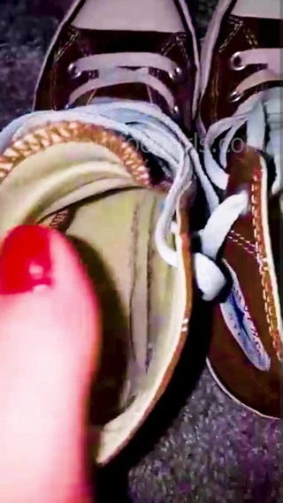 Kız terli, kokmuş converse ayakkabılarını gösteriyor