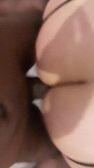 Bbc dans ses fesses sans le cocu