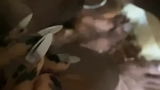 Dsl pembe dudaklar siyah 18 yaşındaki genç kız sert büyük zenci özensiz sakso çekiyor yüz sikişi zenci yakın çekim