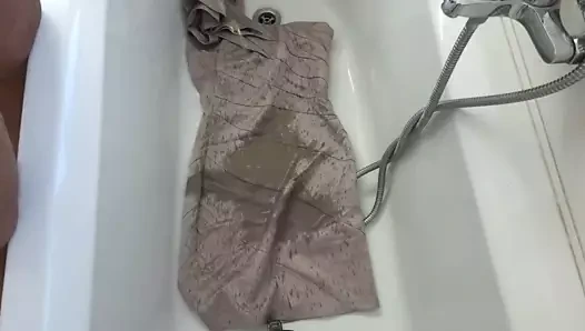 Şampanya elbisesi üstüne işiyor