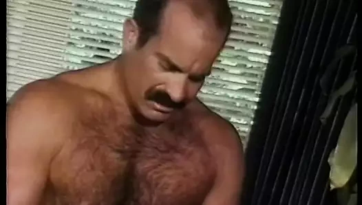 Yaşlı adam dizlerinin üstüne çöküyor ve müşterisinin sikini emiyor, sonra sikiyor